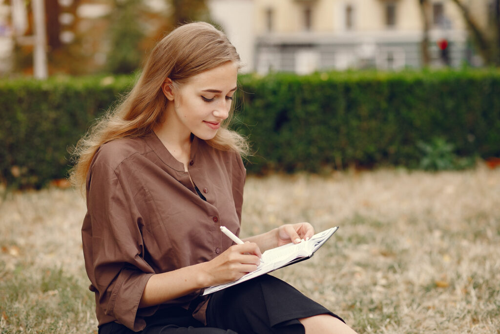 MCAS und ME/CFS - Literaturübersicht zu meinem Podcast bei Fasynation 4 Cute student working in a park and use the notebook
