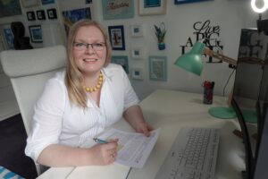 Nina am Schreibtisch - MCAS-Beratung Mastzellenhilfe